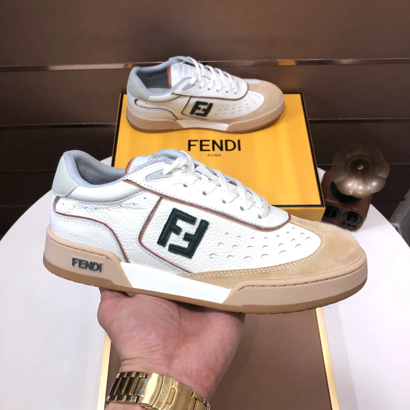 Men's men's shoes 💰600💰 Fendi 2023 latest couple model 🔥 Many 💑 stars have the same style FD match Original one-to-one replica Designer Kim Jones's first sneaker fendi match and Donkey brand Trainer basketball sneakers Material: Original silk leather Lining: Breathable mesh Packaging: Original 1:1 matching high-end packaging Size: Female 35-40 Male 38-44 (45 46. Custom-made (no return or exchange)